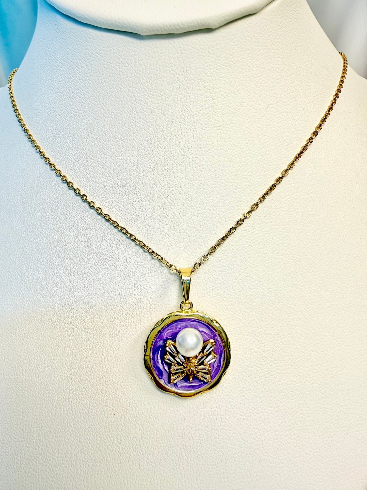 الفراشة واللؤلؤة