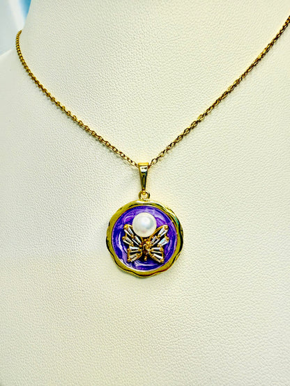 الفراشة واللؤلؤة