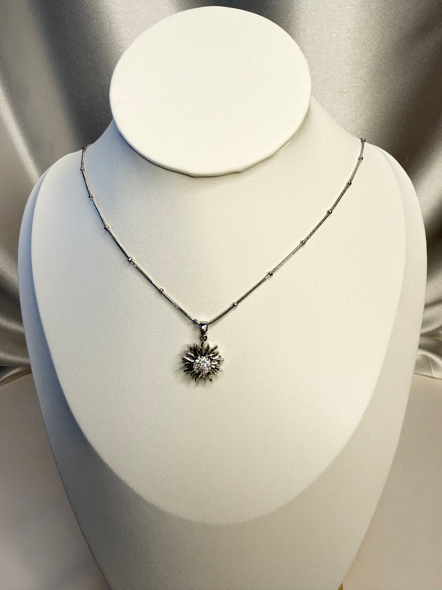 عقد النجمة الفضية