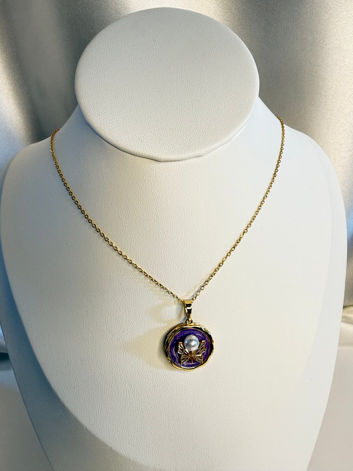 الفراشة واللؤلؤة