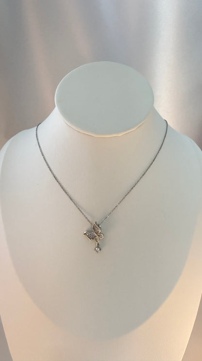 عقد الفراشة الفضّي المرصّع