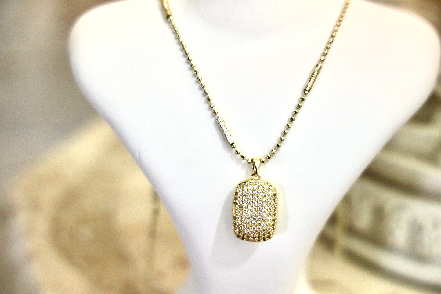 Shimmer Glow Necklace. נגיעה של אור
لمسة من النور