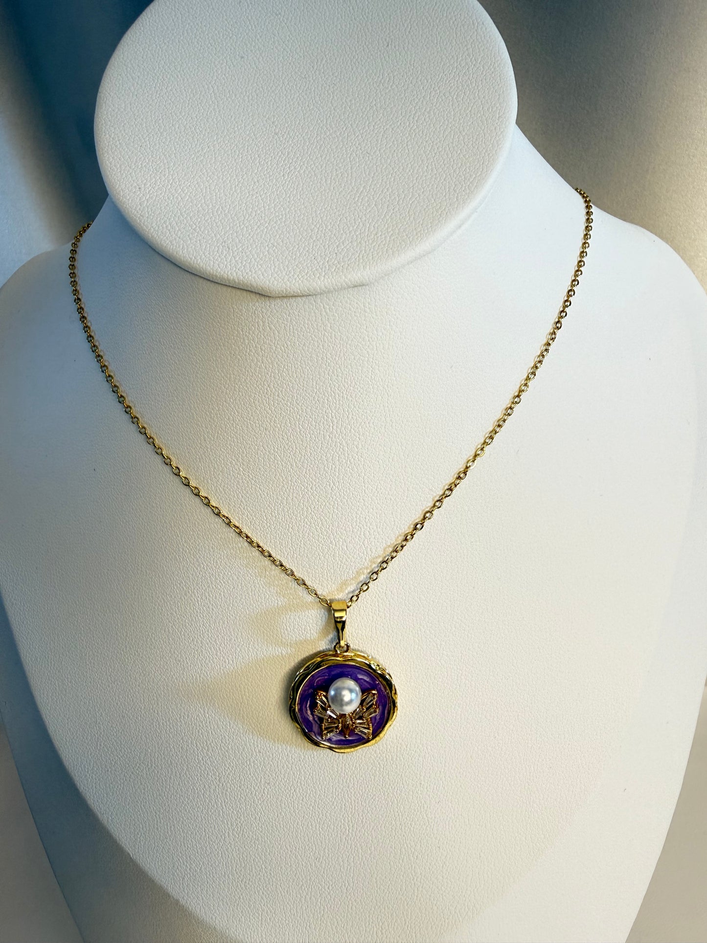 الفراشة واللؤلؤة