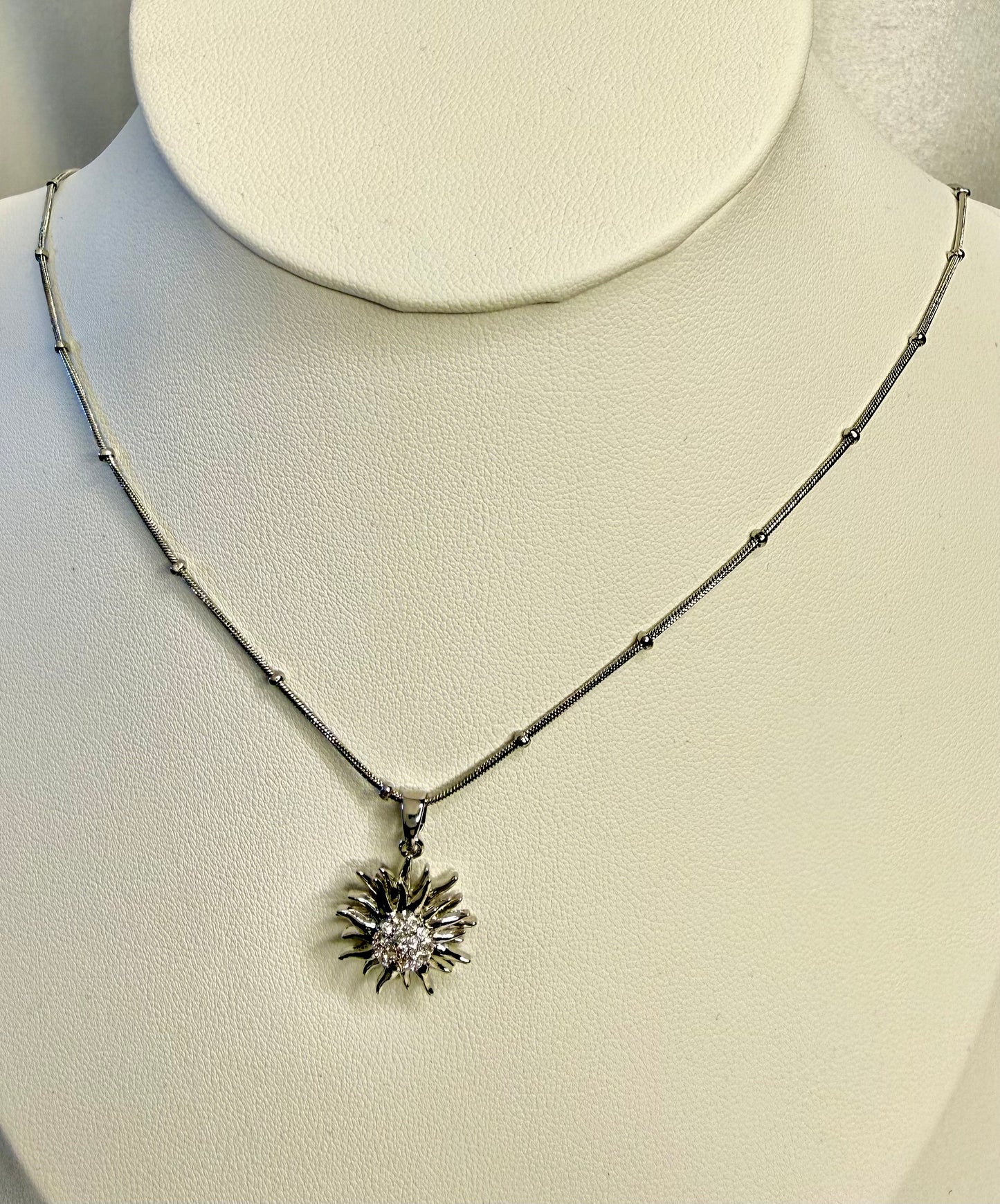 عقد النجمة الفضية