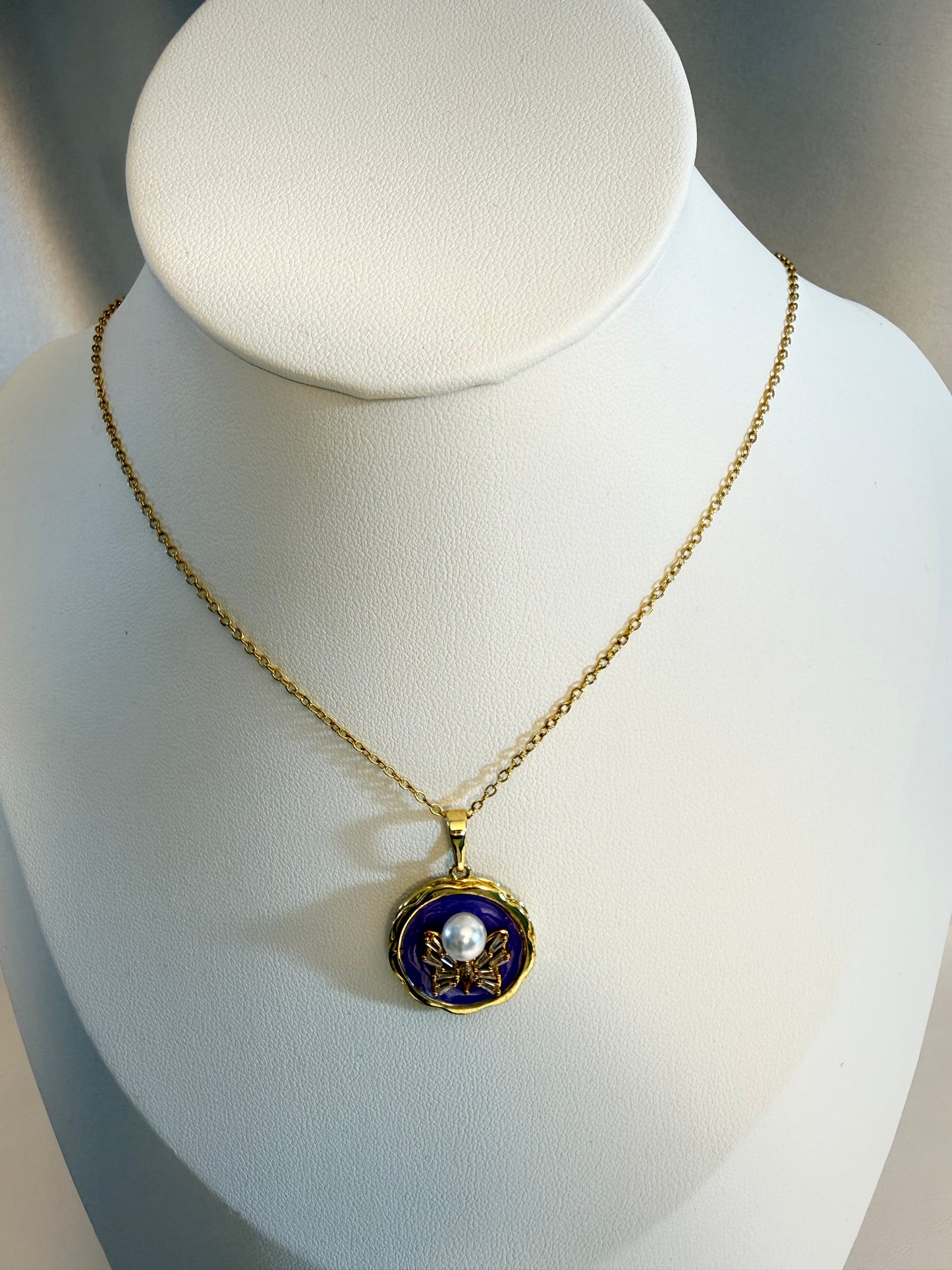 الفراشة واللؤلؤة