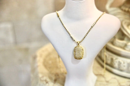 Shimmer Glow Necklace. נגיעה של אור
لمسة من النور