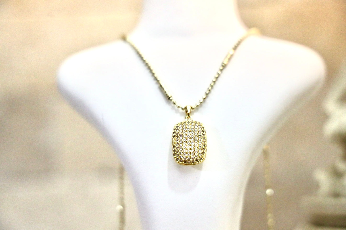 Shimmer Glow Necklace. נגיעה של אור
لمسة من النور