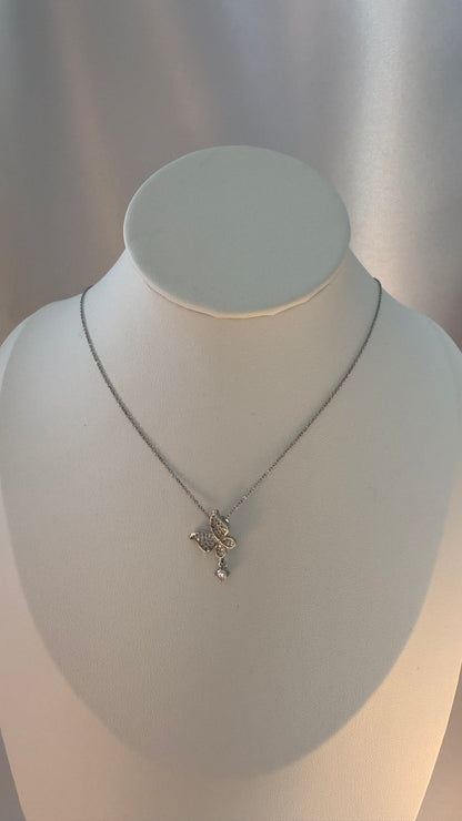 عقد الفراشة الفضّي المرصّع