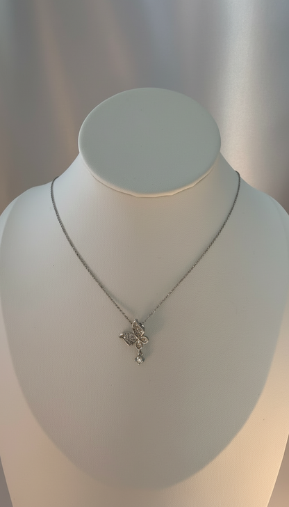 عقد الفراشة الفضّي المرصّع