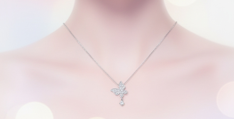 عقد الفراشة الفضّي المرصّع