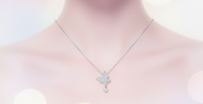 عقد الفراشة الفضّي المرصّع