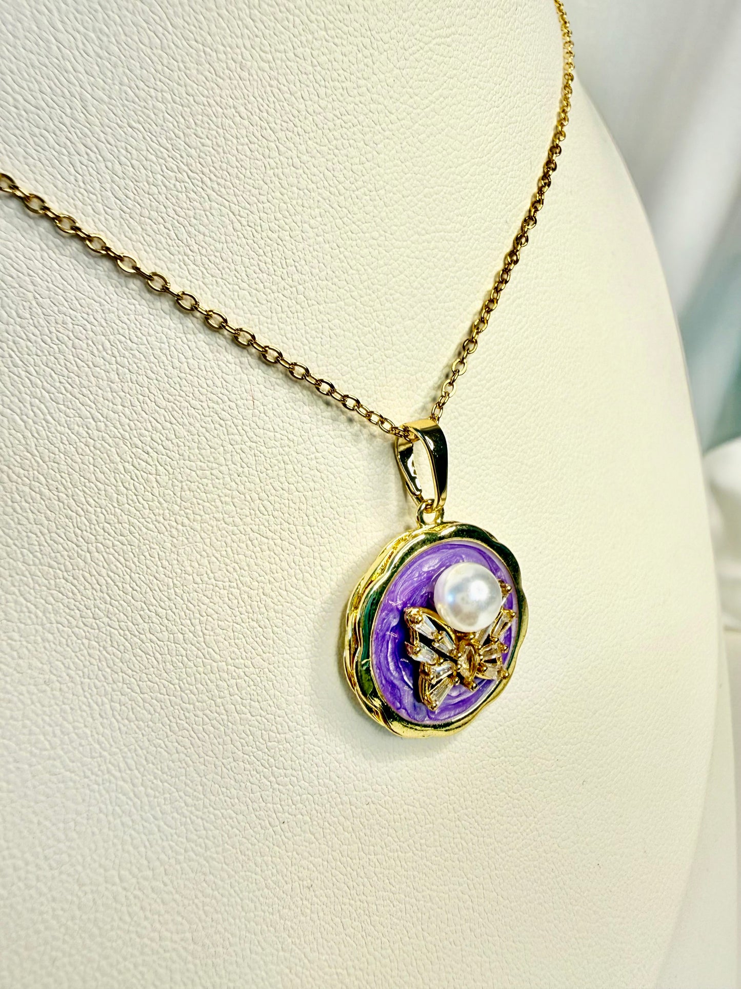 الفراشة واللؤلؤة