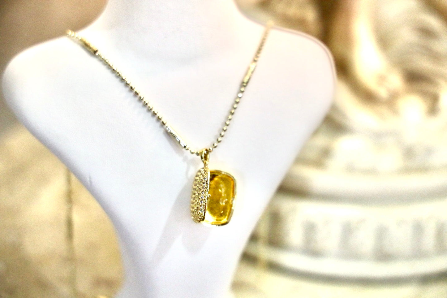 Shimmer Glow Necklace. נגיעה של אור
لمسة من النور