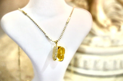 Shimmer Glow Necklace. נגיעה של אור
لمسة من النور