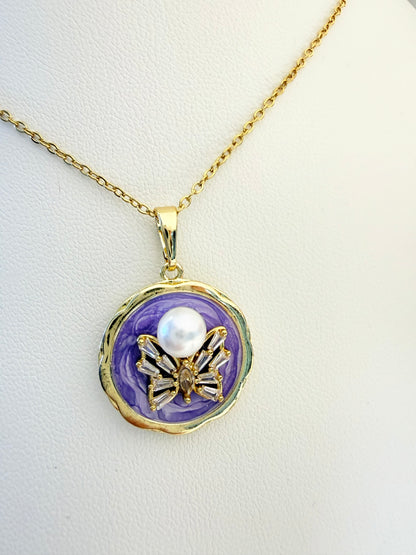 الفراشة واللؤلؤة