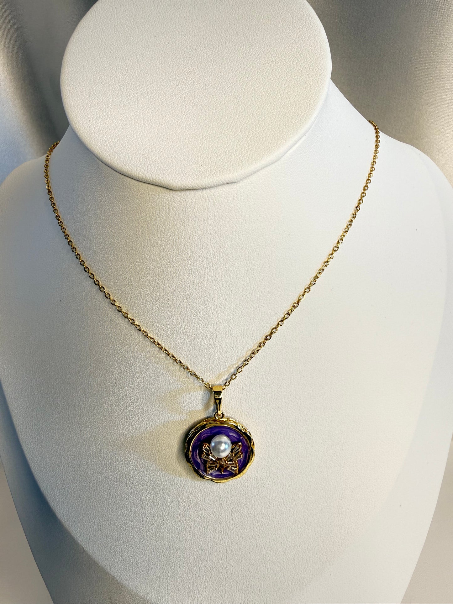 الفراشة واللؤلؤة