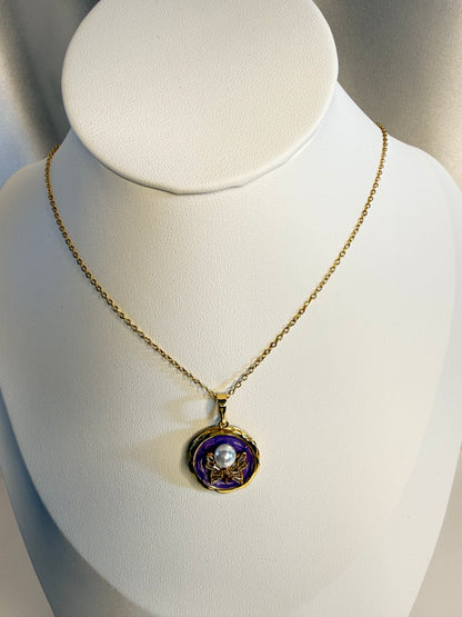 الفراشة واللؤلؤة