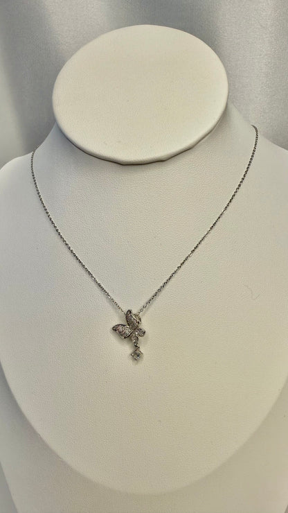 عقد الفراشة الفضّي المرصّع