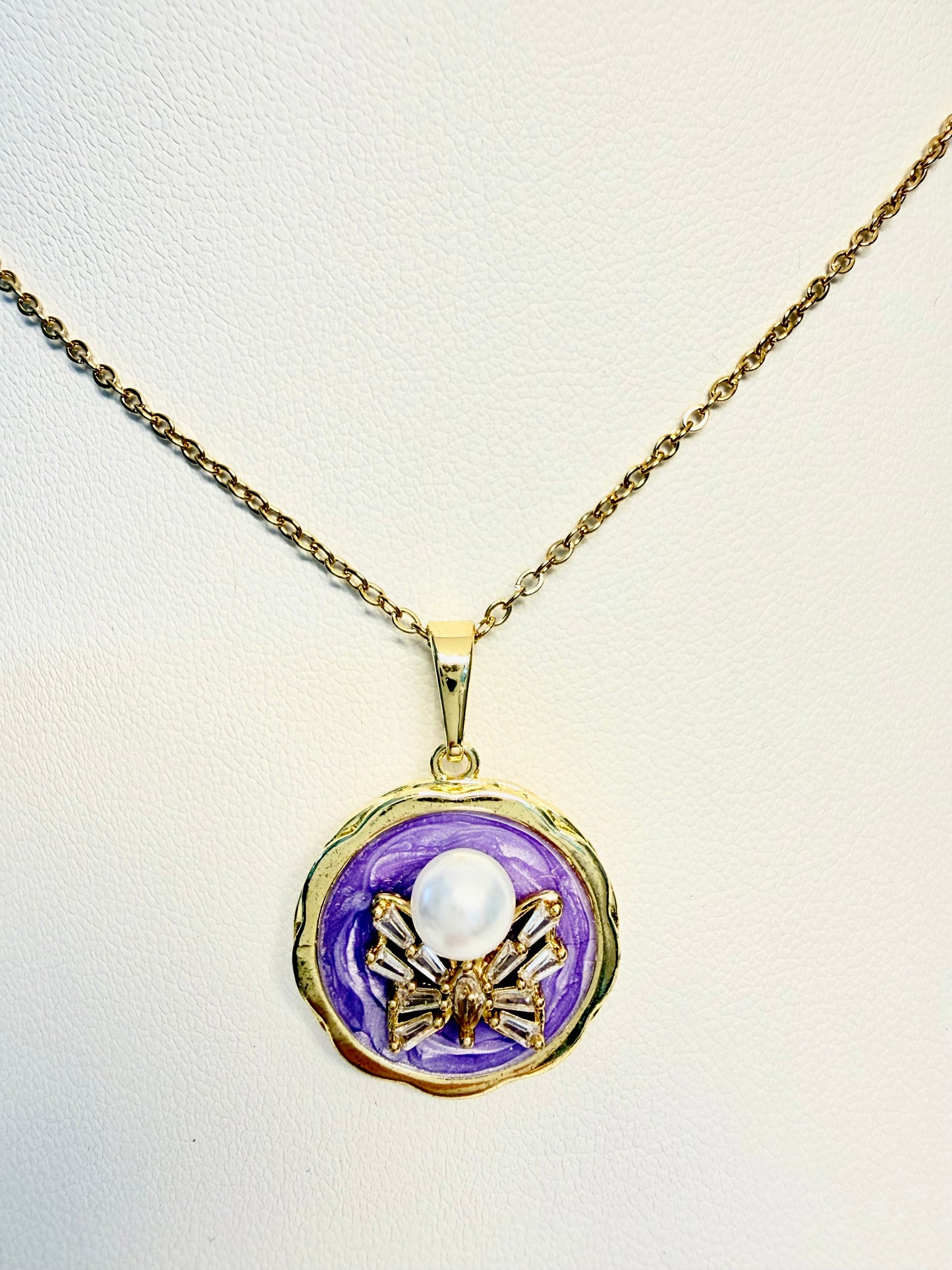 الفراشة واللؤلؤة