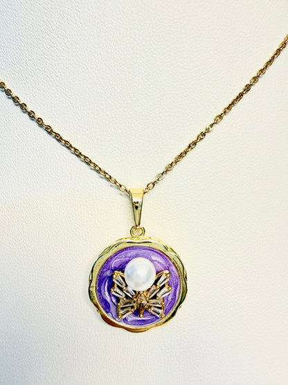 الفراشة واللؤلؤة