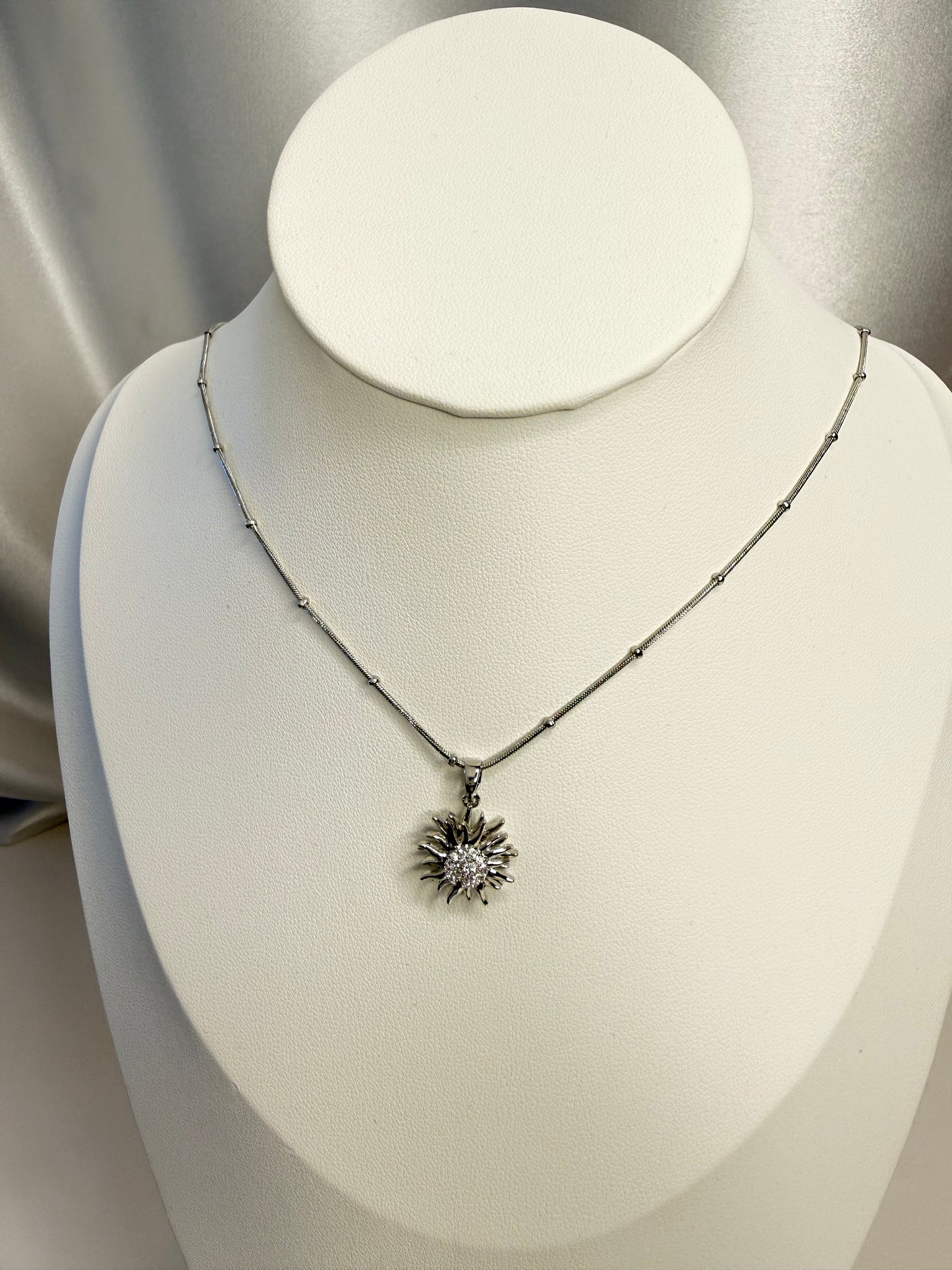 عقد النجمة الفضية