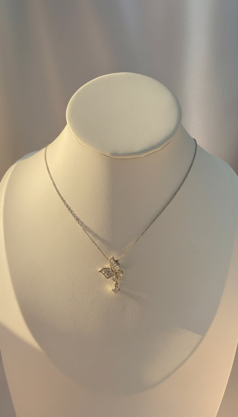 عقد الفراشة الفضّي المرصّع