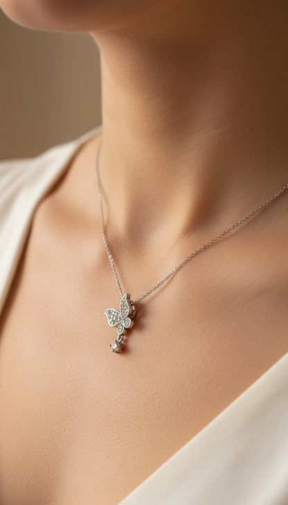 عقد الفراشة الفضّي المرصّع