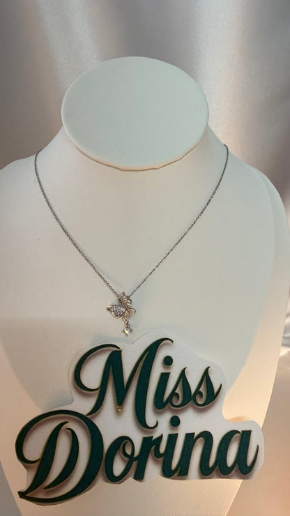 عقد الفراشة الفضّي المرصّع