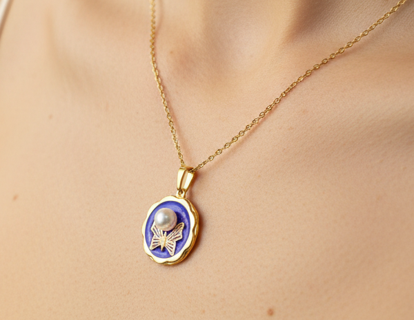 الفراشة واللؤلؤة