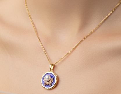 الفراشة واللؤلؤة